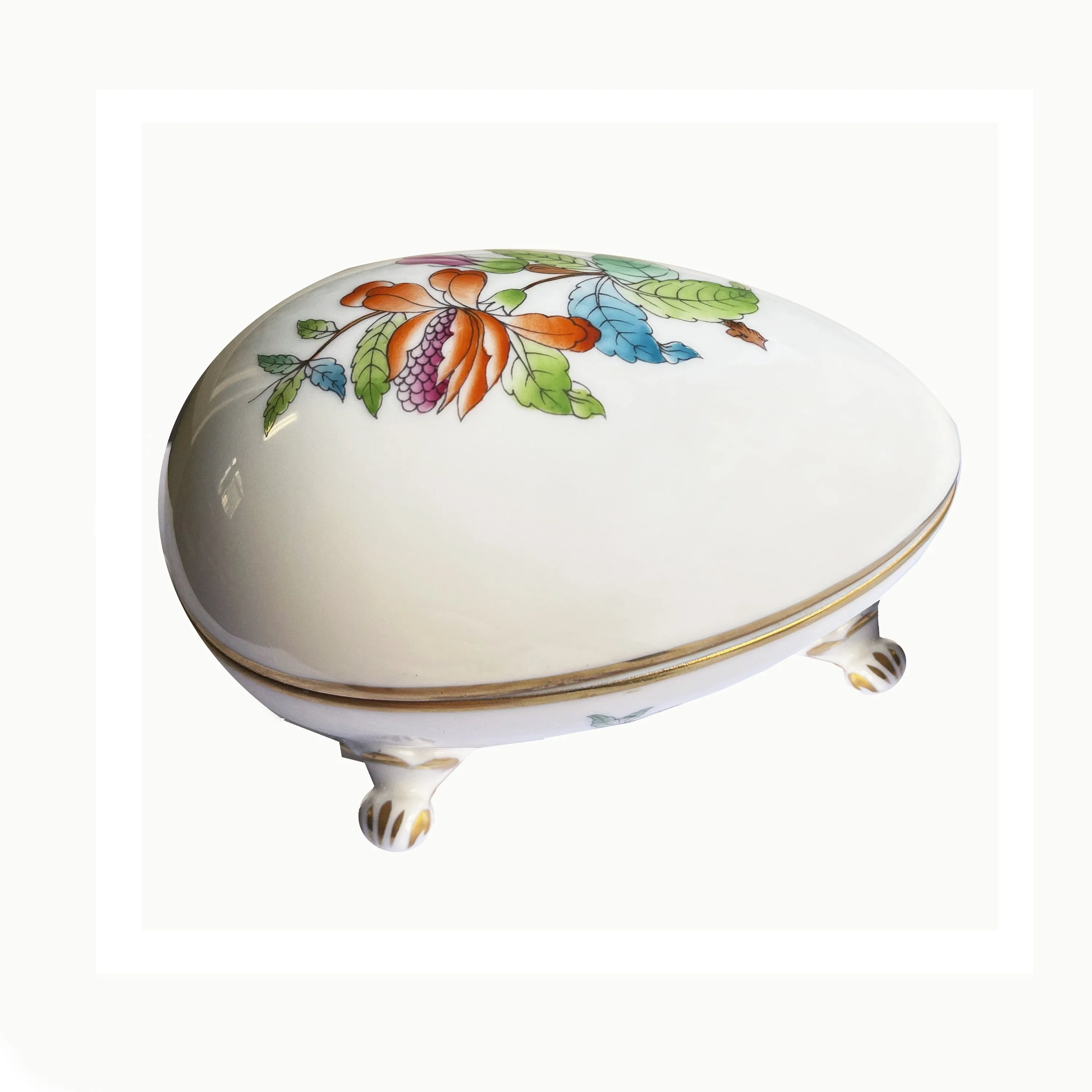 Vintage egg (1980s) VA, in hand-painted porcelain, finished in pure gold, by the famous Hungarian manufacture "Herend"