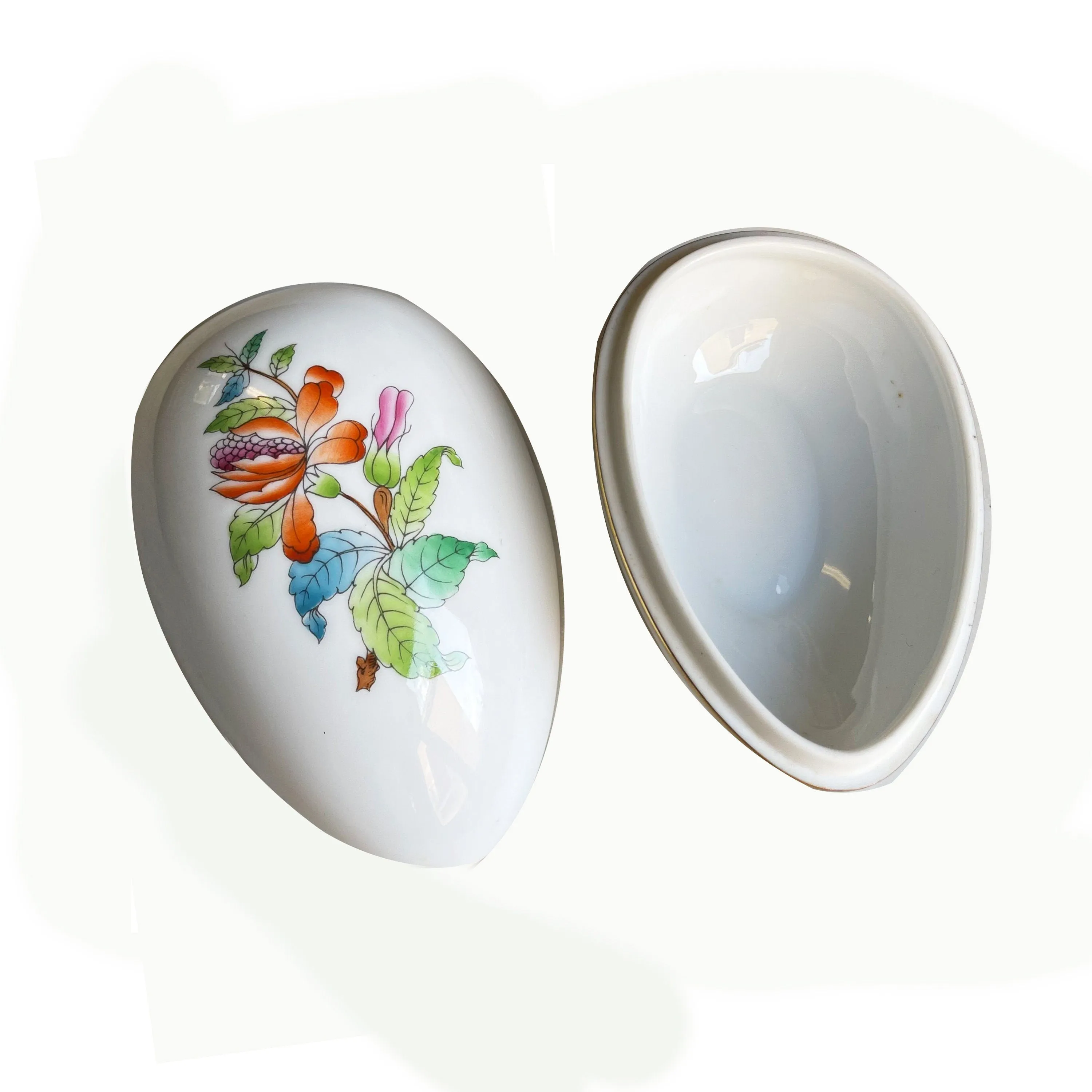 Vintage egg (1980s) VA, in hand-painted porcelain, finished in pure gold, by the famous Hungarian manufacture "Herend"